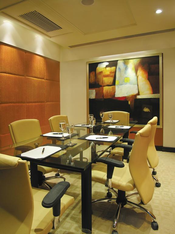 Taj Chandīgarh Екстериор снимка A boardroom at a hotel