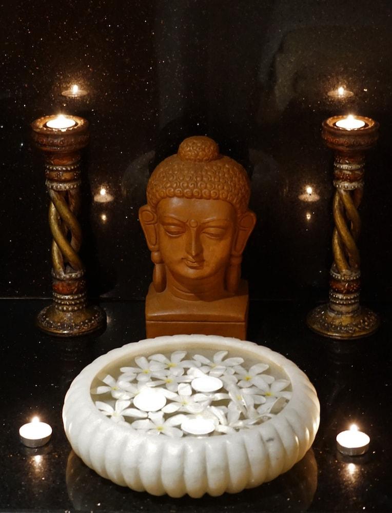 Taj Chandīgarh Екстериор снимка A statue of the Buddha with two oil lamps