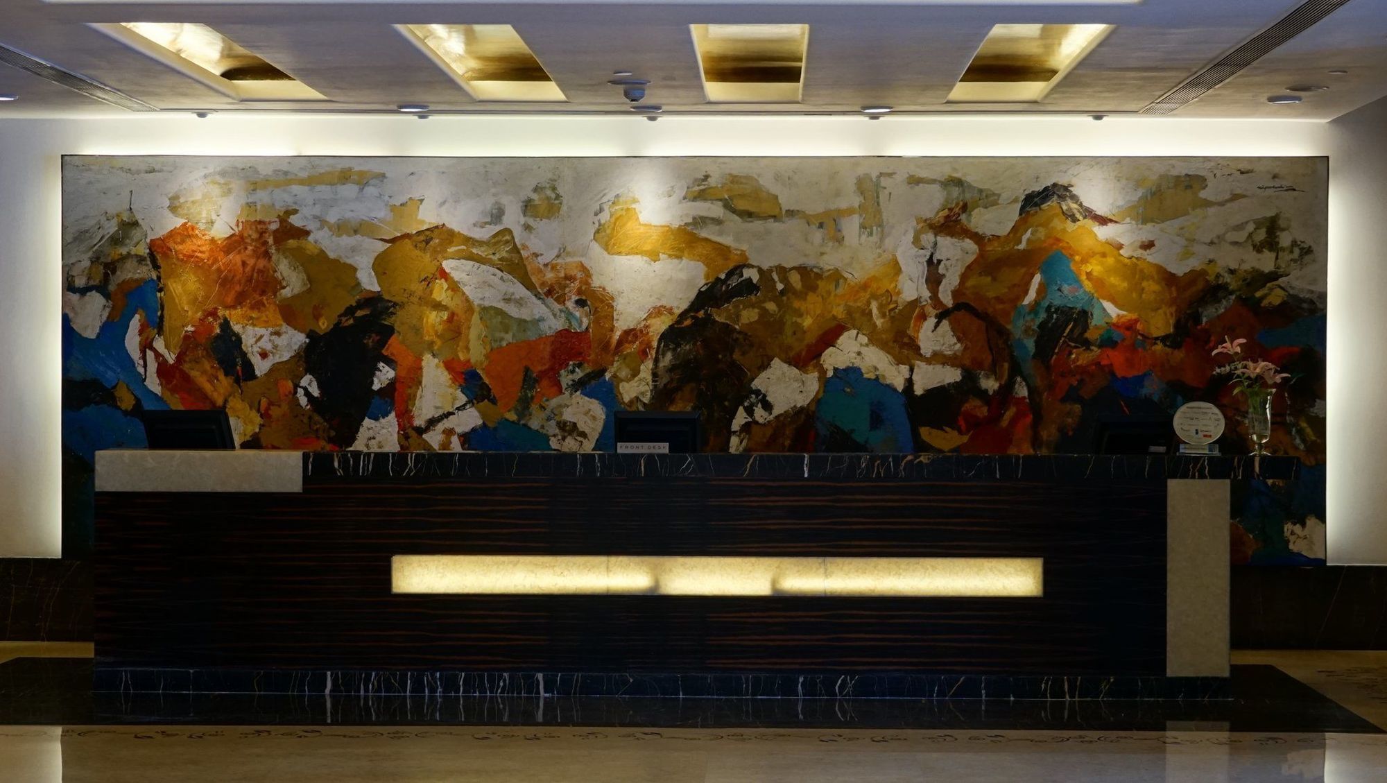 Taj Chandīgarh Екстериор снимка Mural at the lobby of the hotel