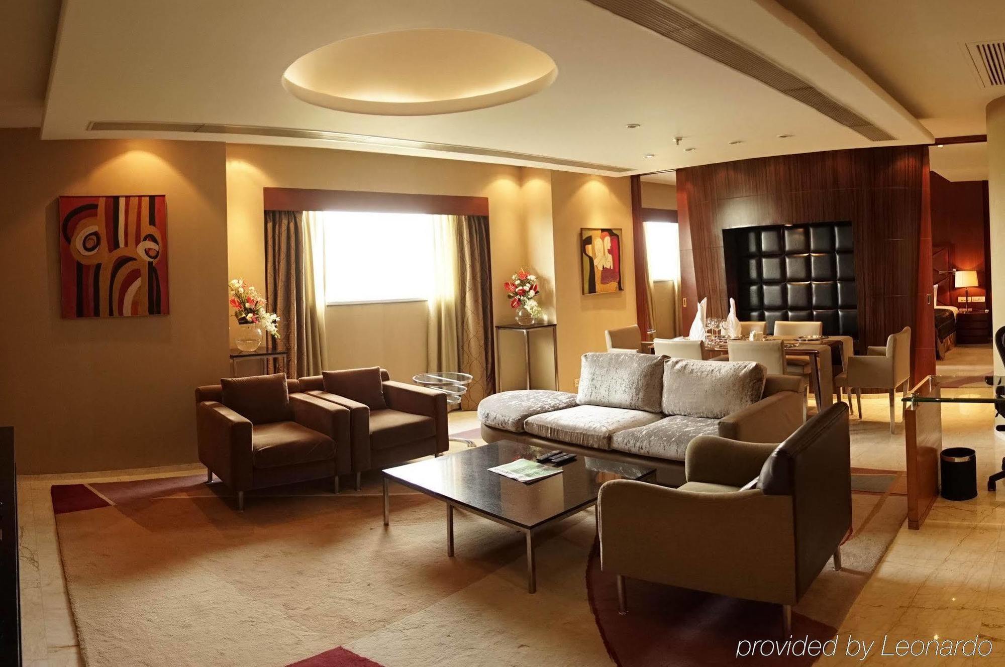 Taj Chandīgarh Екстериор снимка A living room in a suite at the Ritz-Carlton, Dubai